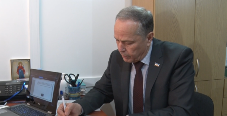 /Видео/ Михаил Формузал представил в ЦИК подписные листы