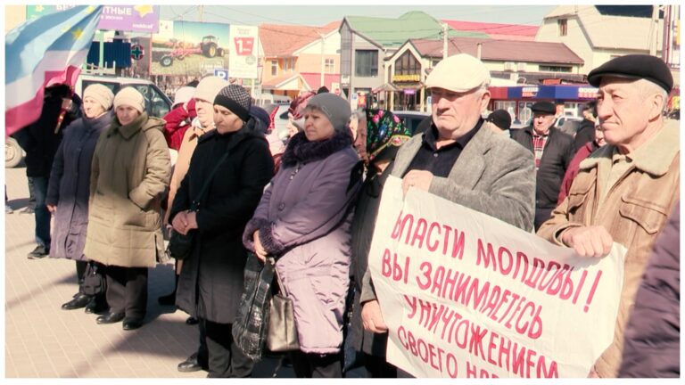 /Видео/ Митинг в Комрате: протестующие потребовали отставку центральных властей