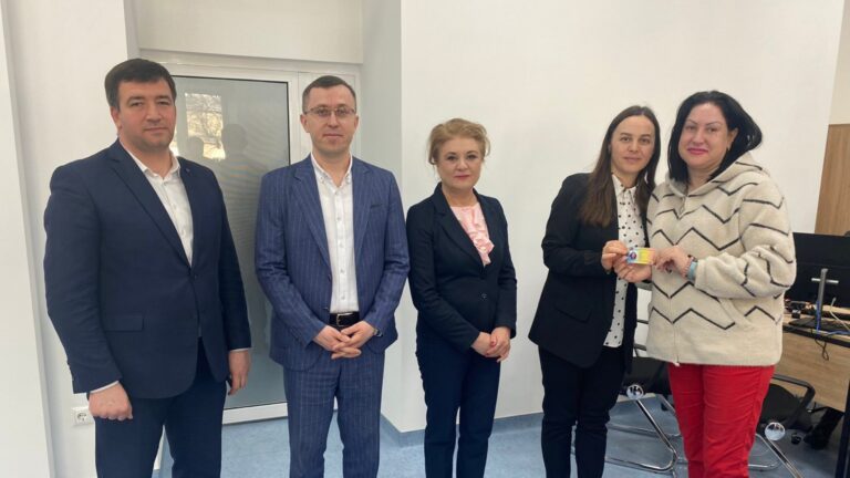 /Фото/Семья из Украины получила первый документ о временной защите /Фото/Семья из Украины получила первый документ о временной защите