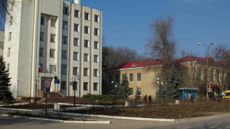 В Вулканештах проходит акция по благоустройству города В Вулканештах проходит акция по благоустройству города