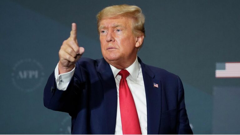 Экс-президенту США Дональду Трампу предъявлено уголовное обвинение