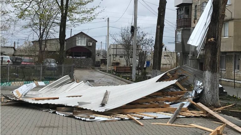 /Фото/ Сильный ветер снес крышу многоэтажного дома в Комрате
