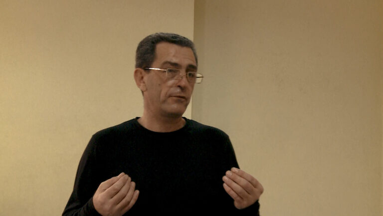 ONNAR BIZA ORNEK | MİHAİL SAVASTİN