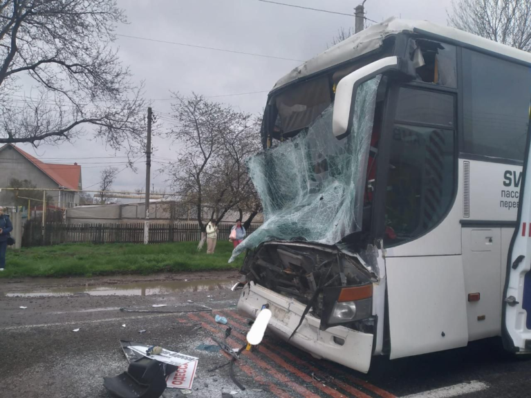 /Фото/ Автобус Одесса-Кишинев попал в ДТП возле границы /Фото/ Автобус Одесса-Кишинев попал в ДТП возле границы