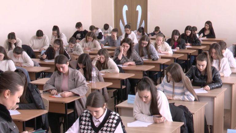 /Видео/ В автономии прошел региональный диктант по гагаузскому языку /Видео/ В автономии прошел региональный диктант по гагаузскому языку