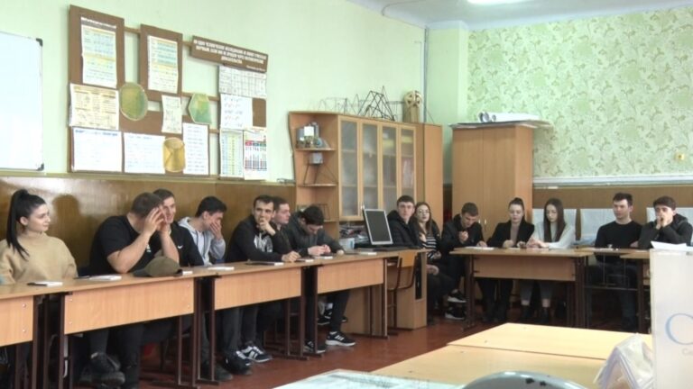 /Видео/ В Гагаузии лицеистам рассказывают о выборах /Видео/ В Гагаузии лицеистам рассказывают о выборах
