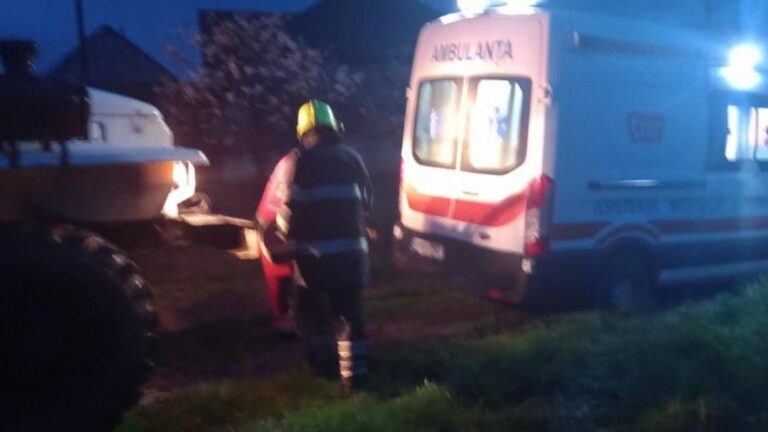 /Фото/ В Каушанах скорая помощь везла ребенка в больницу и застряла в грязи /Фото/ В Каушанах скорая помощь везла ребенка в больницу и застряла в грязи