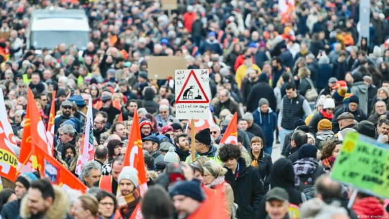 Во Франции продолжаются протесты против пенсионной реформы. Провели уже 12 забастовок