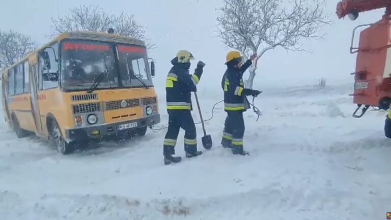 /Видео/ На севере Молдовы спасатели вызволили из снежного плена школьный автобус с детьми