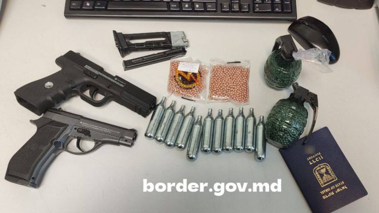 В аэропорту Кишинева у иностранца нашли два пистолета и 11 газовых баллончиков В аэропорту Кишинева у иностранца нашли два пистолета и 11 газовых баллончиков