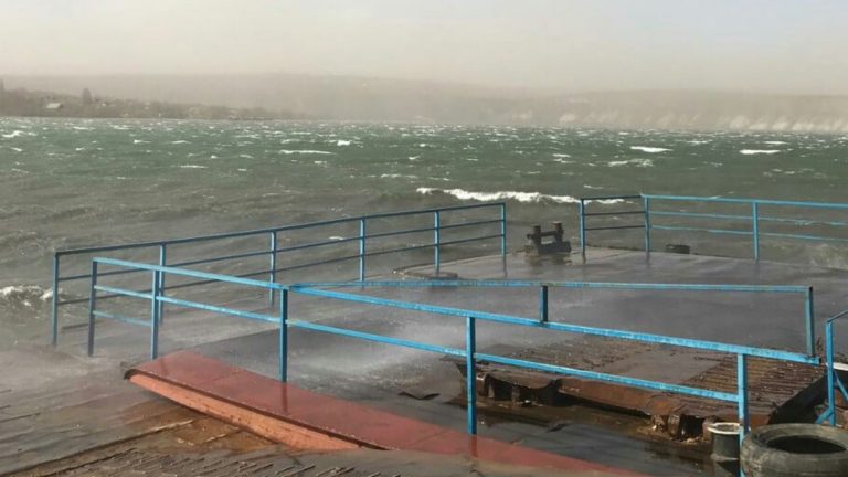 Паром в Моловате временно приостановил работу из-за ветра