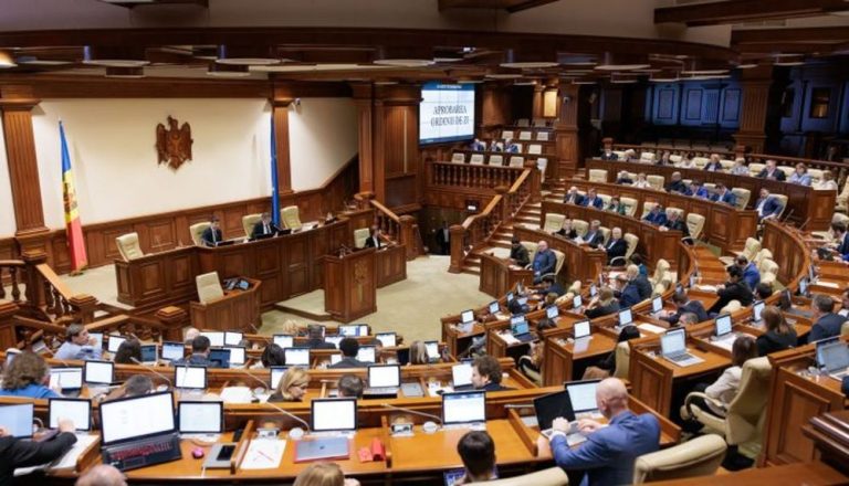 11 депутатов парламента лишились некоторых зарплат и пособий за прогулы заседаний