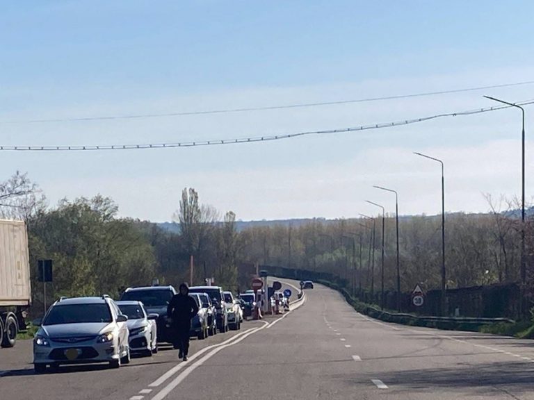 На КПП Леушены-Албица образовалась большая очередь На КПП Леушены-Албица образовалась большая очередь