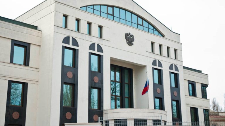 Российского посла вызвали в МИДЕИ. Сотрудника посольства могут объявить персоной нон грата