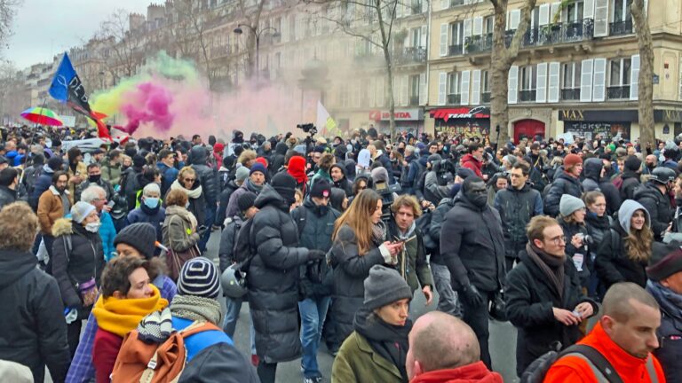 /Видео/ Во Франции продолжаются протесты против повышения пенсионного возвраста