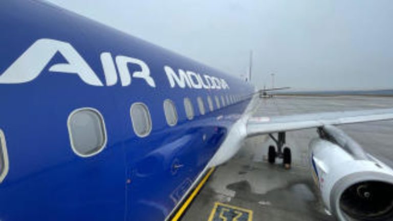 Орган гражданской авиации призвал пассажиров Air Moldova требовать возврата денег