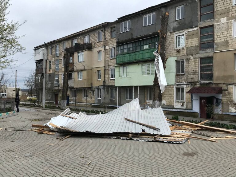 В Комрате выделено около 170 тыс. леев на ремонт крыш, поврежденных сильным ветром В Комрате выделено около 170 тыс. леев на ремонт крыш, поврежденных сильным ветром