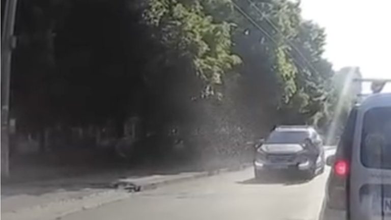В Кишиневе автомобиль сбил 10-летнюю девочку. Она переходила дорогу в неположенном месте В Кишиневе автомобиль сбил 10-летнюю девочку. Она переходила дорогу в неположенном месте