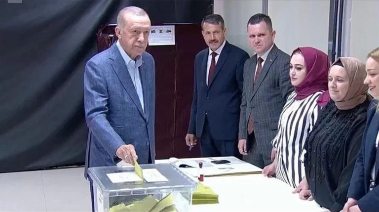 Эрдоган проголосовал на выборах президента и парламента: «Надеюсь, нынешние выборы пойдут во благо турецкой демократии»