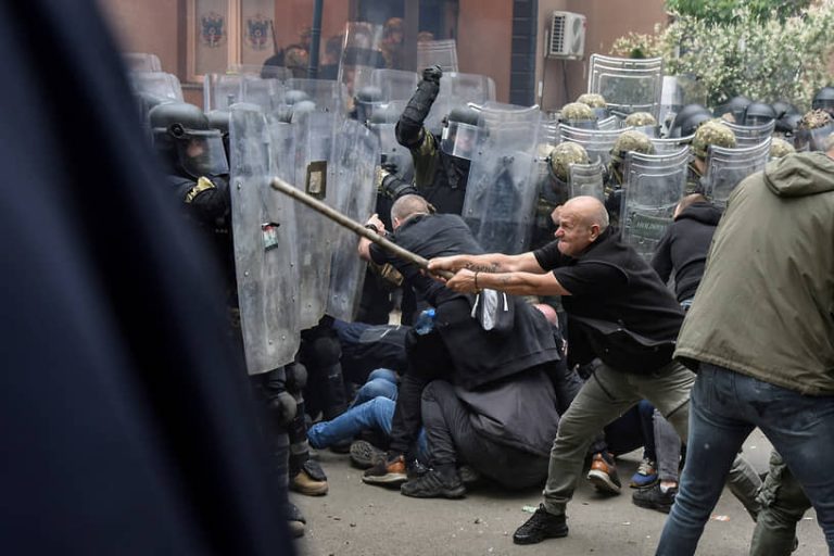 Столкновения в Косово: сербы протестуют против вступления в должность мэров-албанцев Столкновения в Косово: сербы протестуют против вступления в должность мэров-албанцев