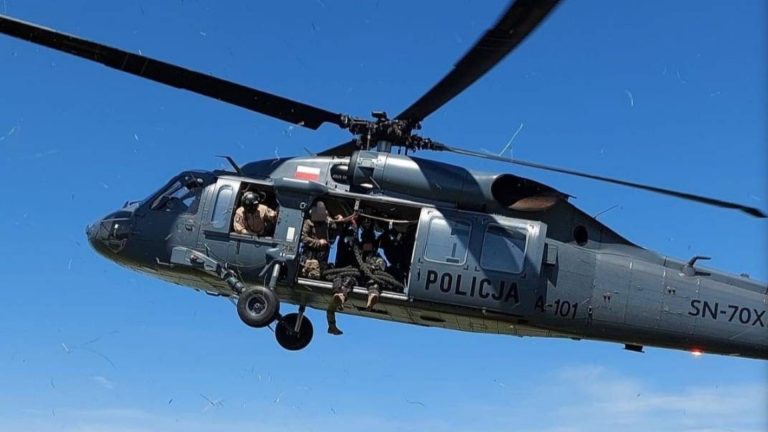 /Фото/ Полиция проводит учения с вертолетом Black Hawk /Фото/ Полиция проводит учения с вертолетом Black Hawk