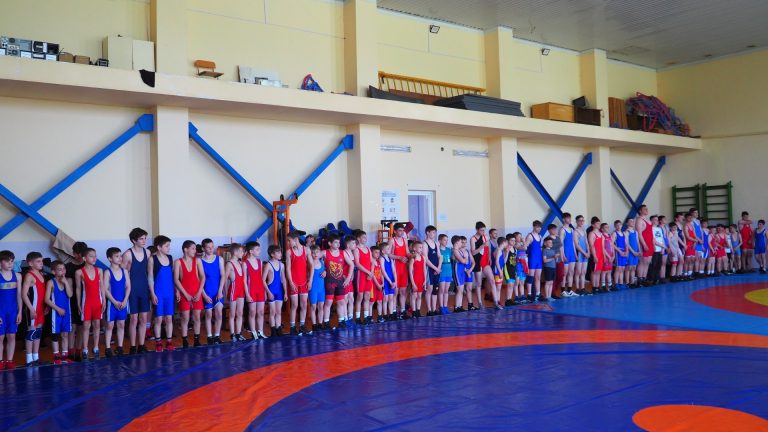 /Видео/ Более сотни юных спортсменов приняли участие в открытом Чемпионате Гагаузии по греко-римской борьбе