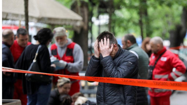 В Белграде школьник открыл стрельбу на уроке. Погибли 8 детей и охранник В Белграде школьник открыл стрельбу на уроке. Погибли 8 детей и охранник