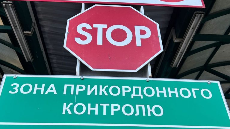 /Фото/ Гражданина Молдовы не пропустили в Украину из-за «роликов российской пропаганды» в его телефоне /Фото/ Гражданина Молдовы не пропустили в Украину из-за «роликов российской пропаганды» в его телефоне