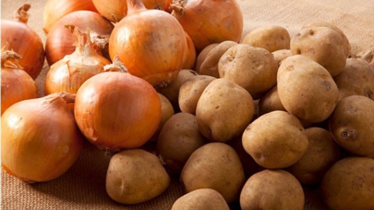 Комиссия по ЧС пересмотрела список социально важных продуктов. В него больше не входит лук и картофель 