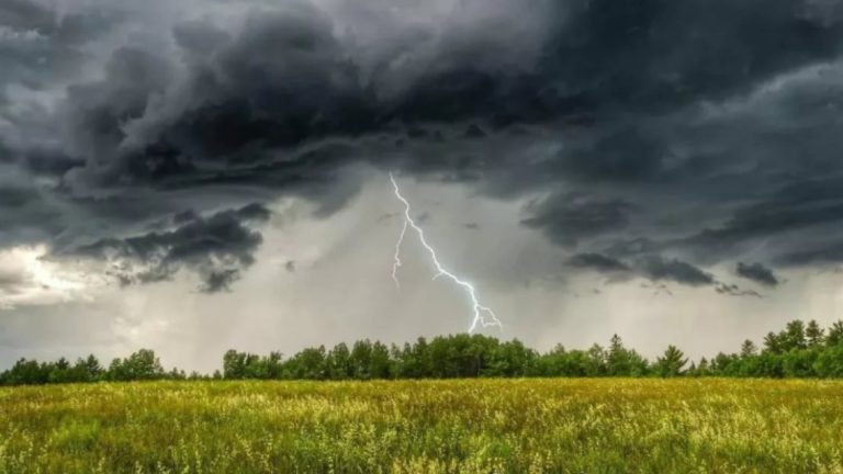 Град и грозы. Синоптики объявили желтый код из-за нестабильной погоды 