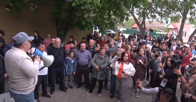 LIVE: Протест жителей Гагаузии против обысков НЦБК в ЦИК Гагаузии
