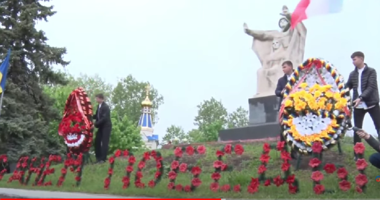 /Видео/ В Комрате прошло шествие и возложение цветов к Мемориалу Славы