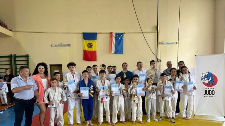Воспитанники спортшколы Комрата завоевали девять золотых медалей на чемпионате по дзюдо