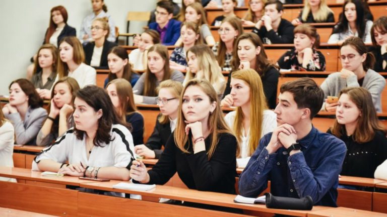 В государственных вузах сокращается количество студентов. Как обстоят дела в КГУ?  