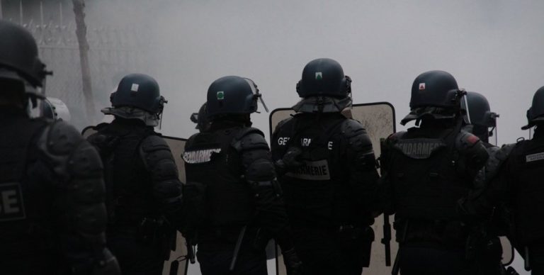 Сожжено около 40 автомобилей и одно здание: во Франции вспыхнули беспорядки после убийства подростка полицейскими Сожжено около 40 автомобилей и одно здание: во Франции вспыхнули беспорядки после убийства подростка полицейскими