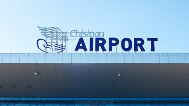 В Кишиневском аэропорту иностранец спрыгнул с трапа самолета, после того как ему отказали во въезде в Молдову