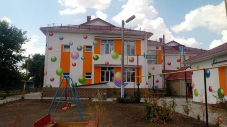 В детском саду Бешалмы устанавливают солнечные панели. При этом учреждение продолжает работать В детском саду Бешалмы устанавливают солнечные панели. При этом учреждение продолжает работать