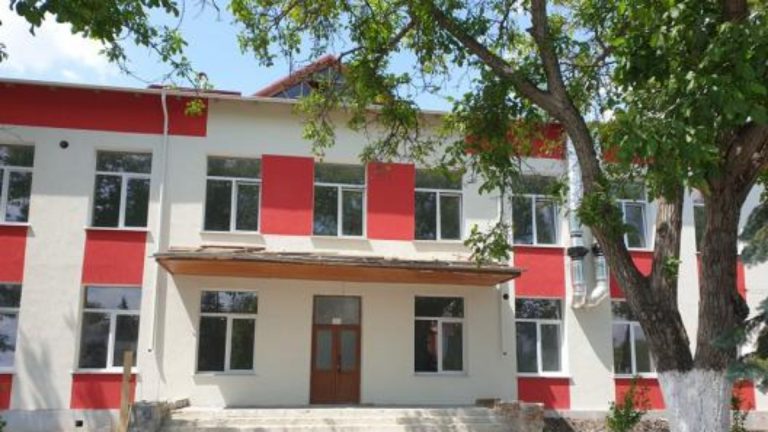 В Вулканештском лицее им. Должненко заменят кровлю 