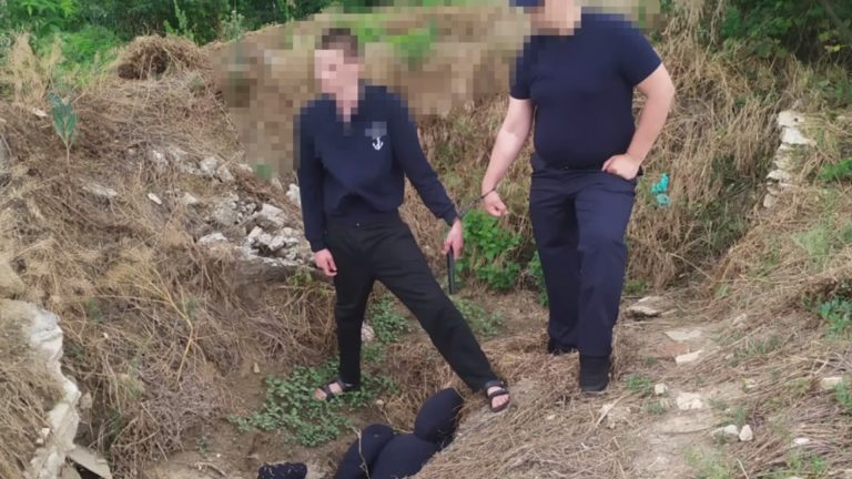 /Видео/ В Сынжерейском районе 25-летний мужчина убил односельчанина, а тело закопал во дворе /Видео/ В Сынжерейском районе 25-летний мужчина убил односельчанина, а тело закопал во дворе