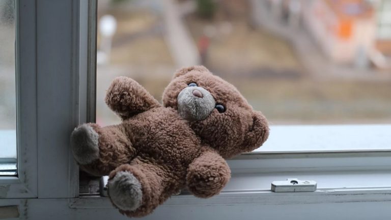 В Кишиневе двухгодовалая девочка выпала из окна восьмого этажа В Кишиневе двухгодовалая девочка выпала из окна восьмого этажа