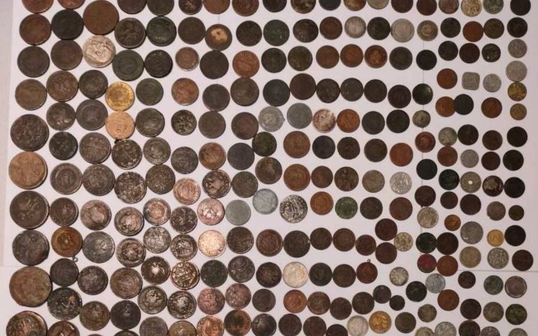 В Молдове мужчина пытался незаконно вывезти 398 монет. Монеты конфискуют В Молдове мужчина пытался незаконно вывезти 398 монет. Монеты конфискуют