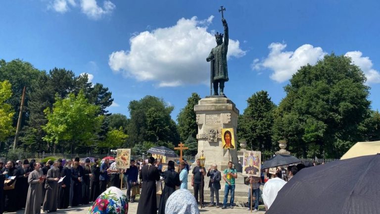 /Фото/ В центре Кишинева верующие протестуют против биометрических паспортов
