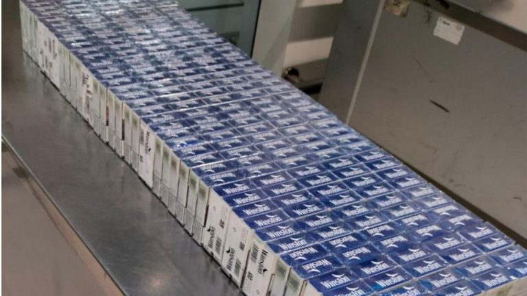 /Фото/ В аэропорту Кишинева в багаже мужчины нашли 200 пачек сигарет. Он пытался вывезти их в Лондон 