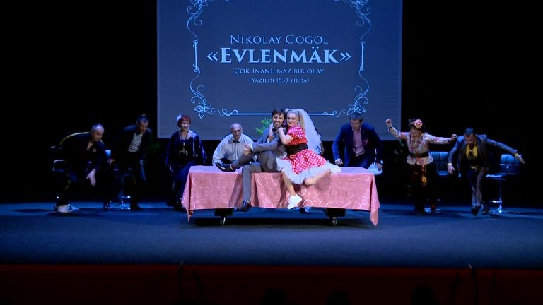 /Видео/ Гагаузский Национальный театр представил зрителю спектакль «Evlenmäk. Bizim vakıt» 