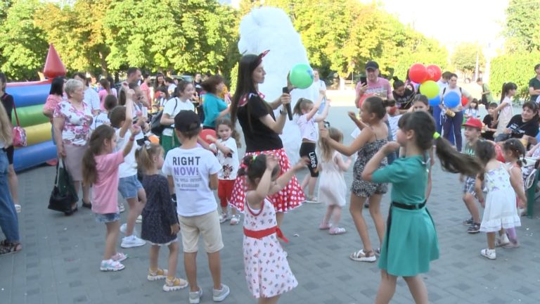 /Видео/ Розыгрыши призов, подарки, сладкие угощения. В Комрате прошла акция «От всей души» /Видео/ Розыгрыши призов, подарки, сладкие угощения. В Комрате прошла акция «От всей души»