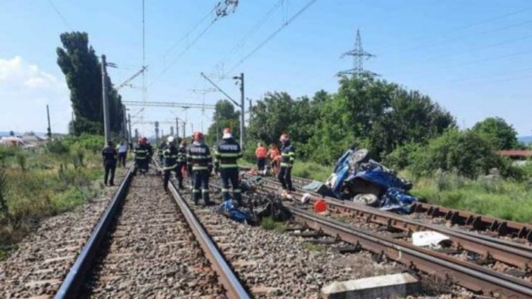 В Румынии поезд сбил автомобиль. Есть погибшие