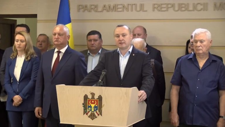 Блок коммунистов и социалистов инициирует вотум недоверия правительству Речана