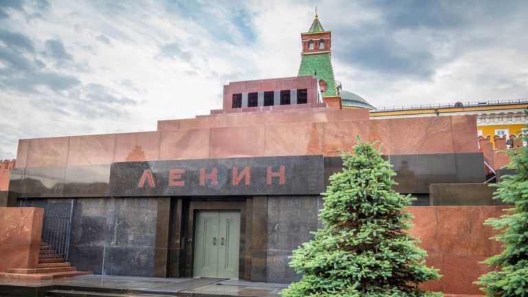 В Москве мужчина пытался поджечь мавзолей на Красной площади 