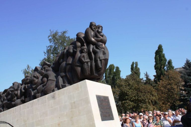 В Кишиневе почтили память жертв сталинских депортаций В Кишиневе почтили память жертв сталинских депортаций