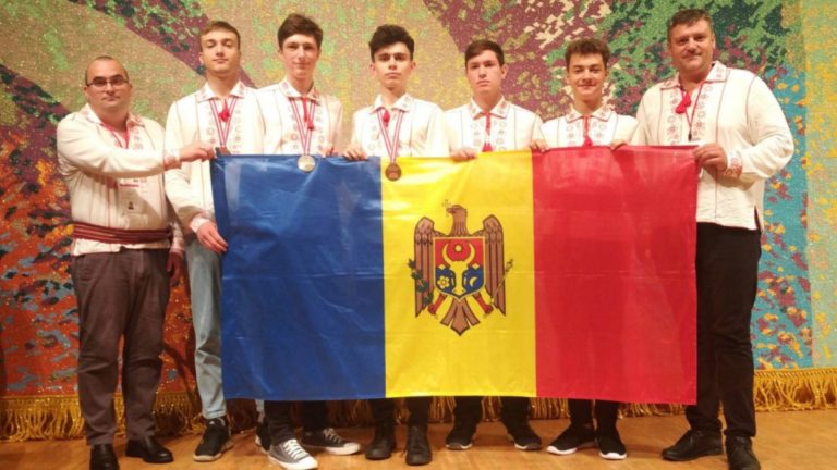 Школьники из Молдовы взяли серебро и бронзу на международной олимпиаде по физике Школьники из Молдовы взяли серебро и бронзу на международной олимпиаде по физике